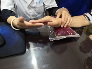 药苑飘香书不尽 仁心宣医桥永续 医药教学器材的诗意探索